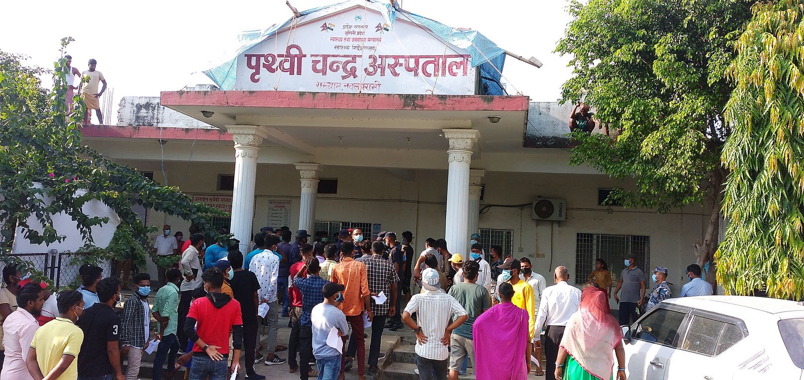 अस्पतालको लापर्वाही विरुद्ध युवाहरुद्धारा अस्पताल परिसरमा प्रदर्शन