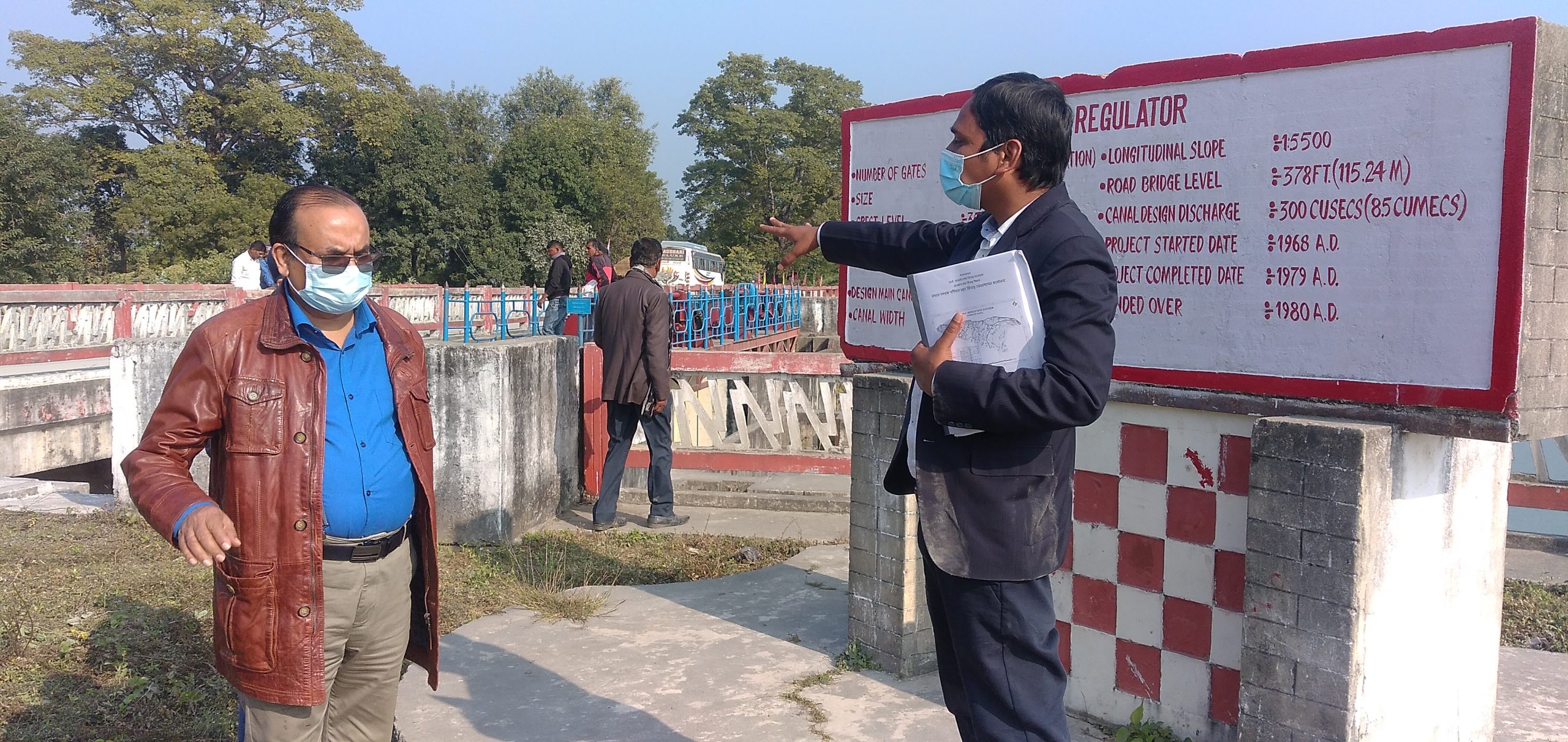 गण्डक नहर सिचाई प्रणालीको तेश्रो ढोका खोलाउदै योजना प्रमुख शाह