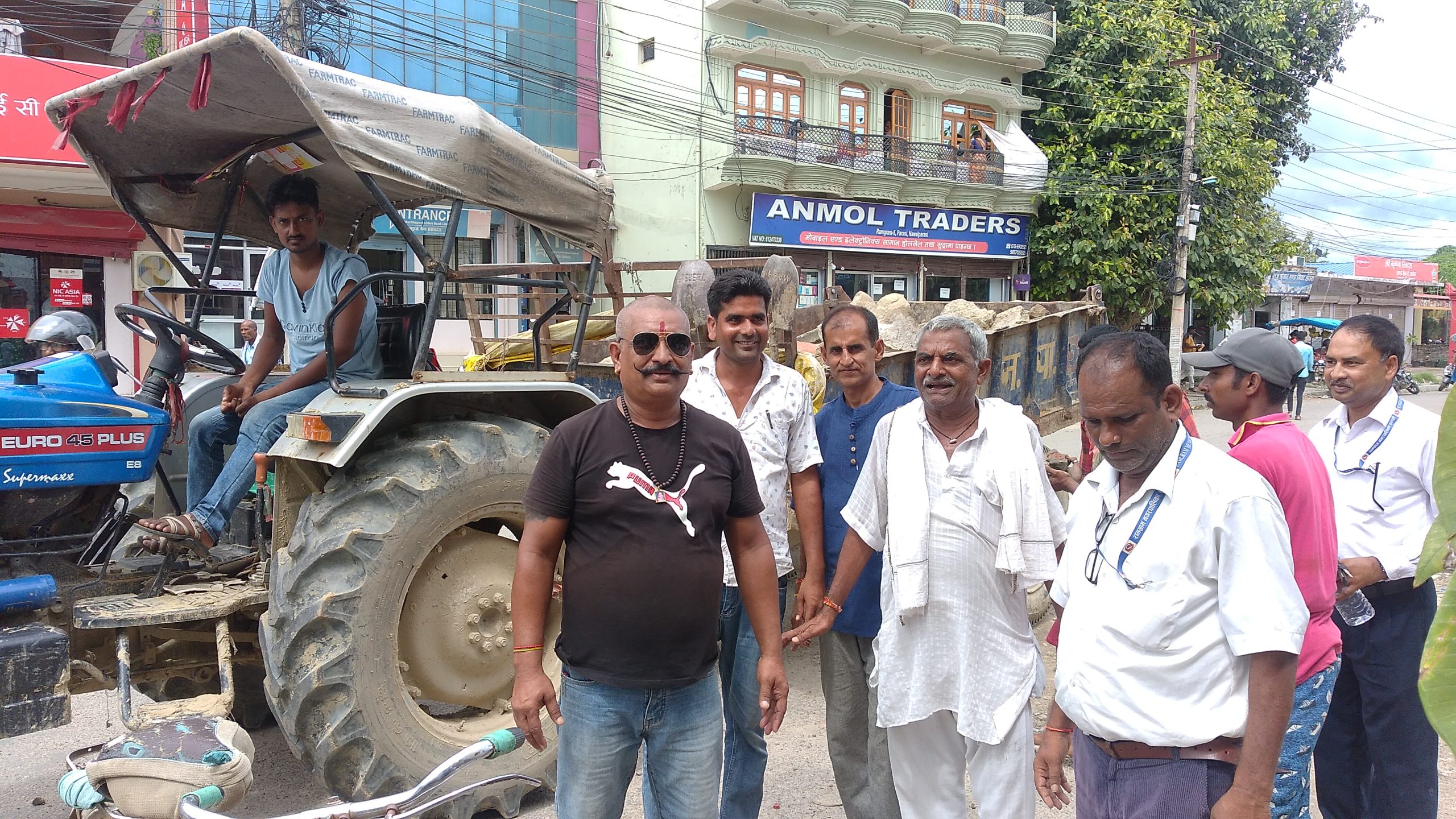 परासी बजार सफाई गराउदौ वडाध्यक्षद्वय यादव न्यौपाने