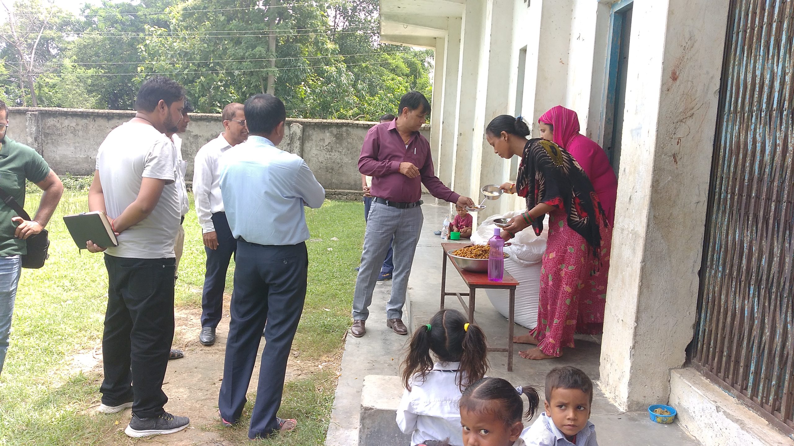 रामग्राम नगरपालिकामा विद्यालय अनुगमन निरन्तरः मेयरले खाए विद्यार्थीले खाने खाजा