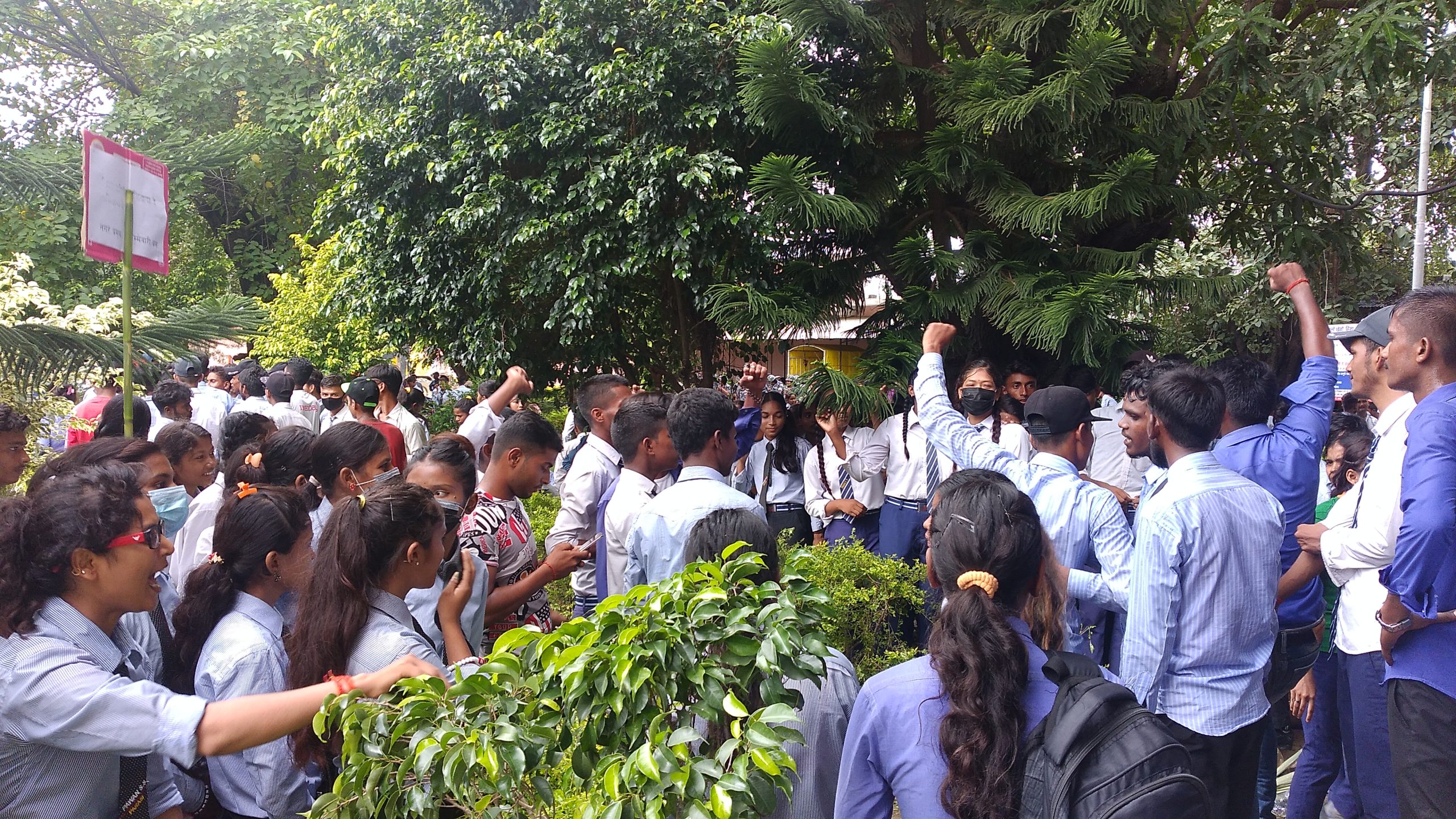 रामग्राममा विद्यार्थीद्धारा नाराबाजी र प्रदर्शन