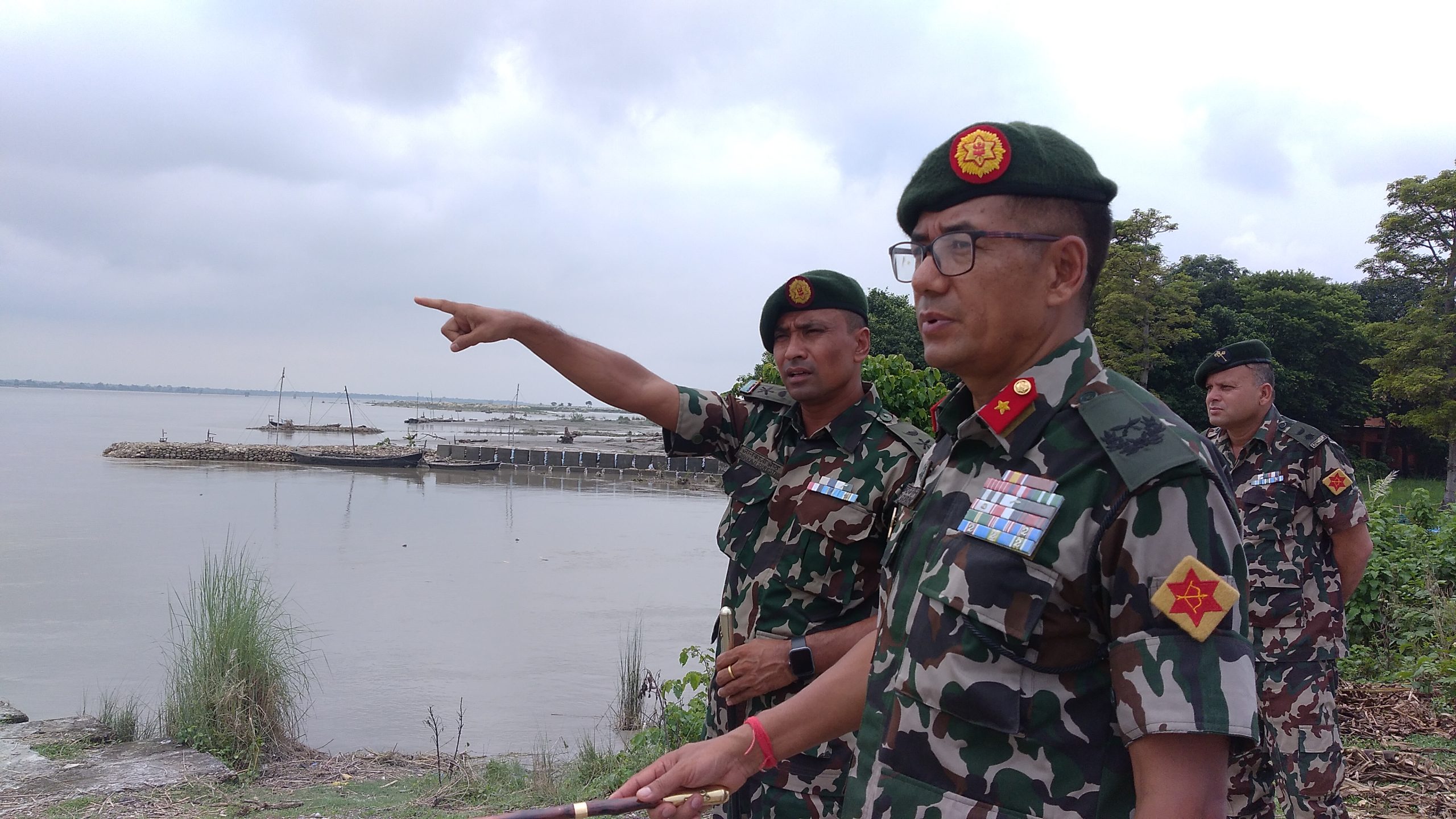 सुस्ताको समस्या बुझ्दै नेपाली सेनाका जर्नेल