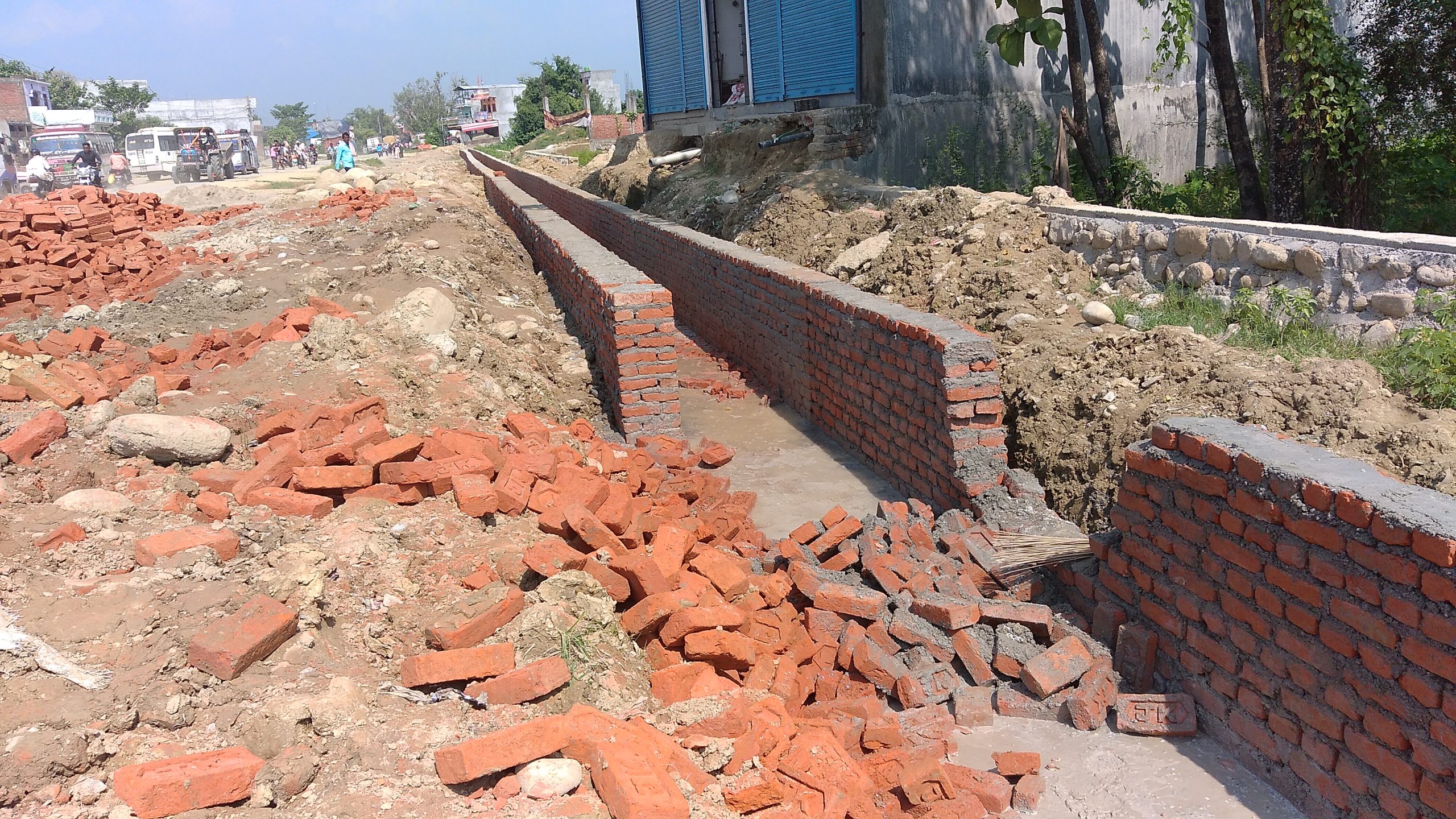 सडक निर्माणमा कमसल निर्माण समाग्रिको प्रयोग भएको आरोप