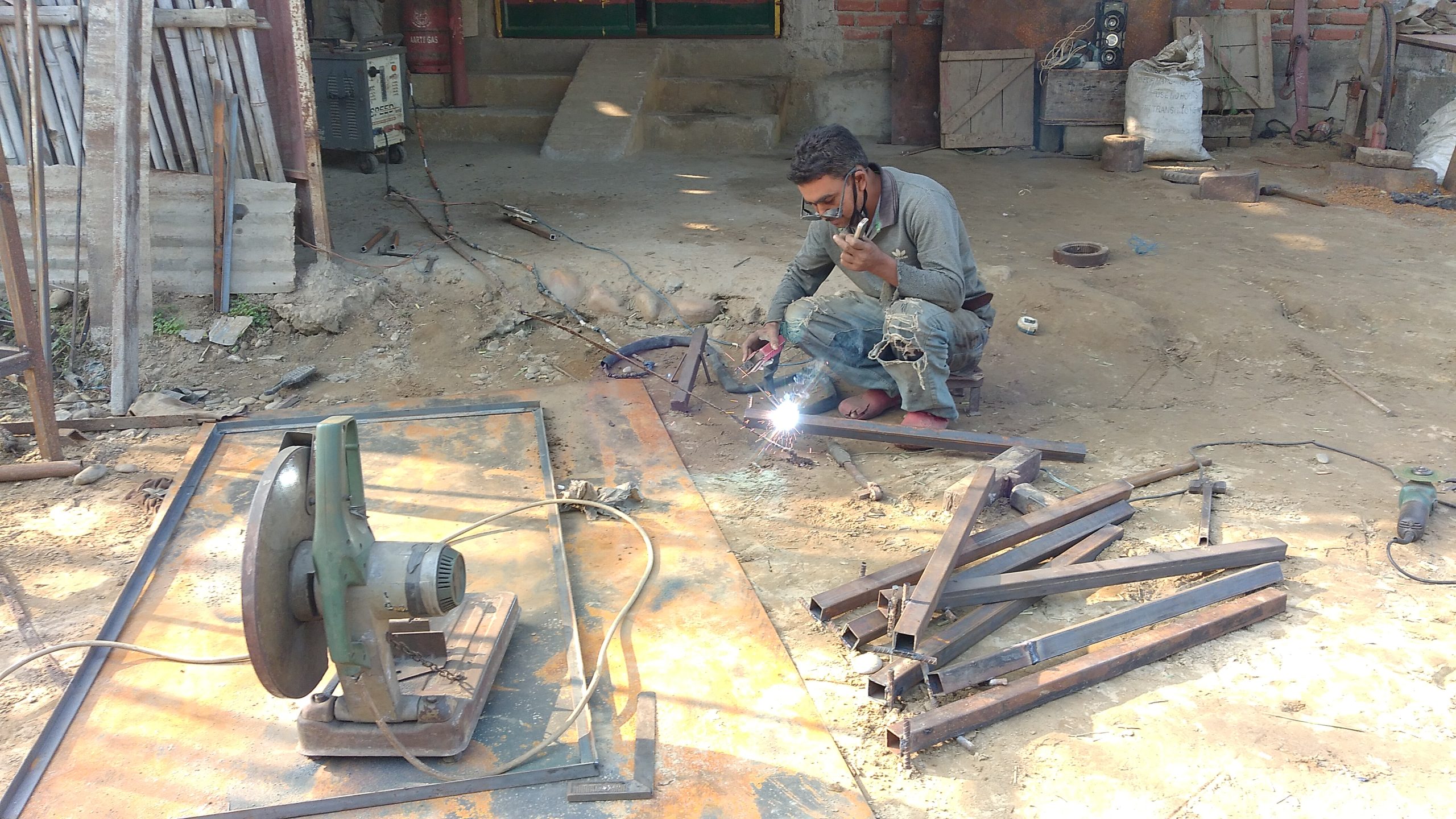 यि हुन विदेशमा सिकेको शिपको प्रयोग गरि घरमै स्वरोजगार बनेका सुस्ता ४ का युवा शिवकुमार लोहार