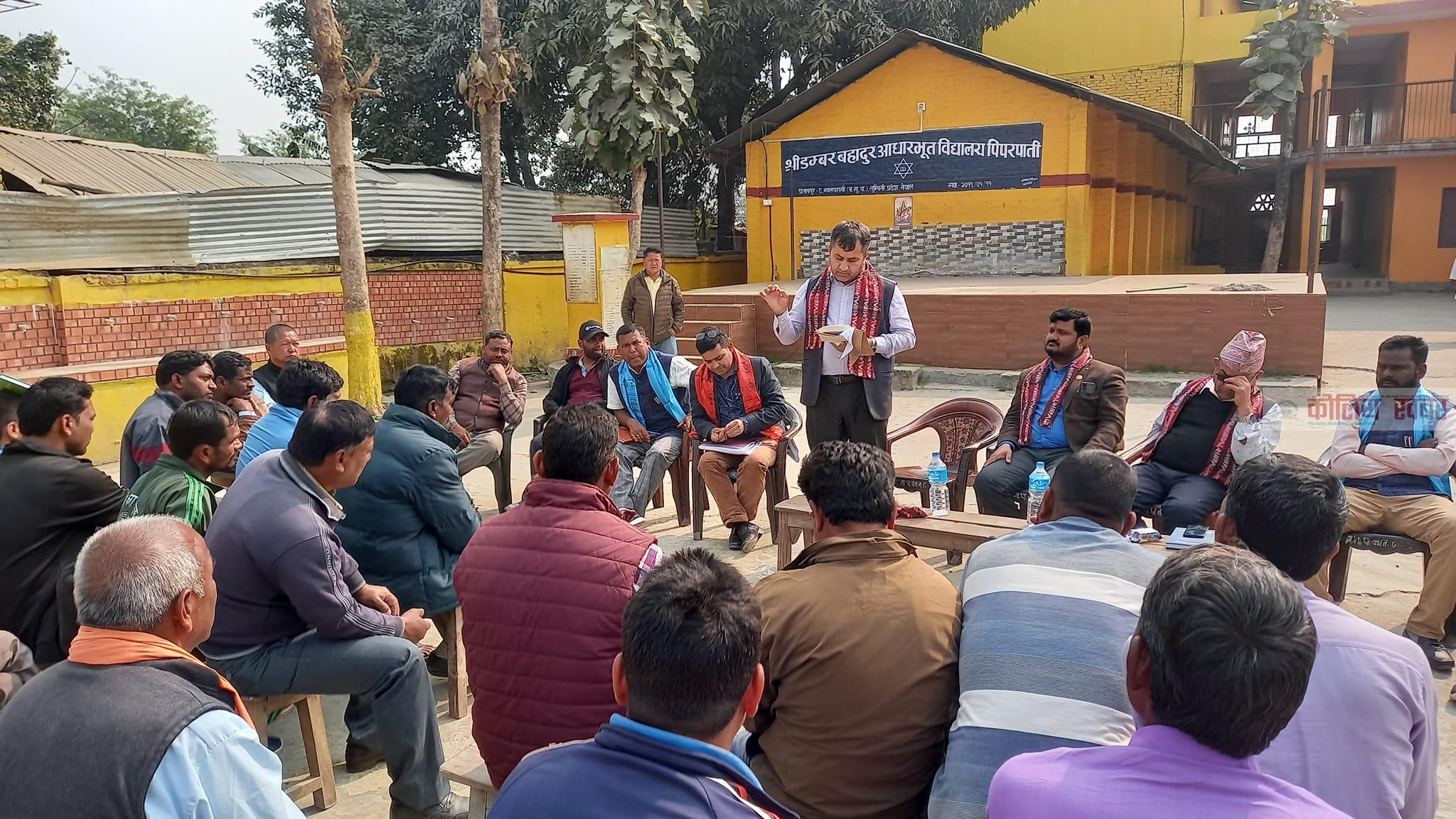 गाँउमै केरा किसान भेट्दै कृषि तथा पशुपंक्षी मन्त्रालयका<br>सचिव डा.शर्मा