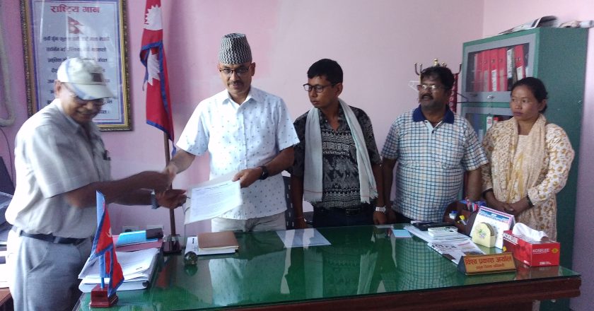 रामग्राम स्तुपा क्षेत्रमा प्रहरी चौकी स्थापनाको माग गर्दै प्रजिअलाई नागरिक समाजको ज्ञापन