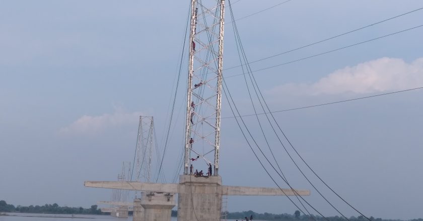 सुस्ता जोड्ने झोलुगेँपुल बाढीको बेलामा पनि काम गर्दै निर्माण कार्यमा तिब्रता