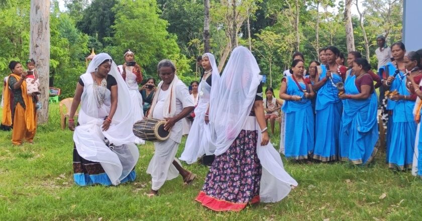 थारु संस्कृतिले स्वागत गरियो क्यानेडियन प्रतिनिधिलाई सरावलको प्राचिन ककरपत्तनगरमा