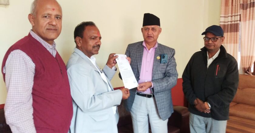 मलखाद्यको माग गर्दै लुम्बिनी प्रदेश सरकारका मुख्यमन्त्रीलाई प्रदेश साँसद कलवारले बुझाएका ज्ञापनपत्र