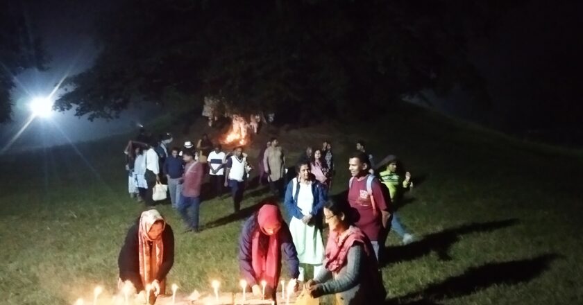 रामग्राम स्तुपमा कार्तिक पुर्णिमाको अवसर पारी भारत बराणसीका तिर्थयात्रीले गरे दिप प्रज्वलन