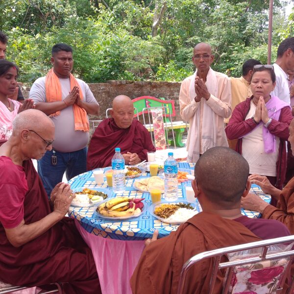 बौद्धकालिन प्राचीन ककरपत्त नगरमा २५६९ औ बुद्धजयन्तीको अवसर पारी भिच्छुलाई भोजनदान