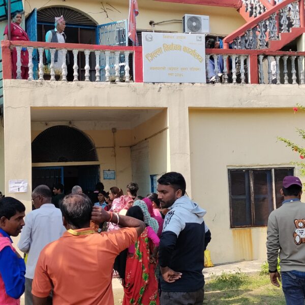 नाम दर्ता गराउन निर्वाचन कार्यालयमा नागरिकको भिडभाड