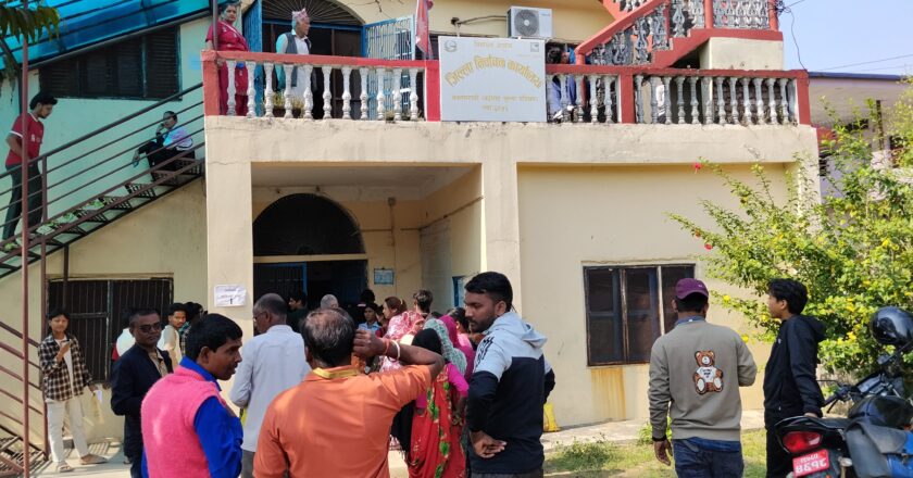 नाम दर्ता गराउन निर्वाचन कार्यालयमा नागरिकको भिडभाड