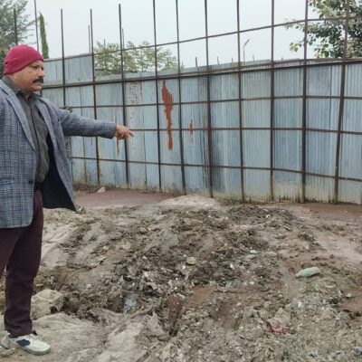 उद्योगबाट खोला नालामा बगाउदै आएको प्रदुषित पानी थुन्ने स्थानिय युवाको चेतावनी