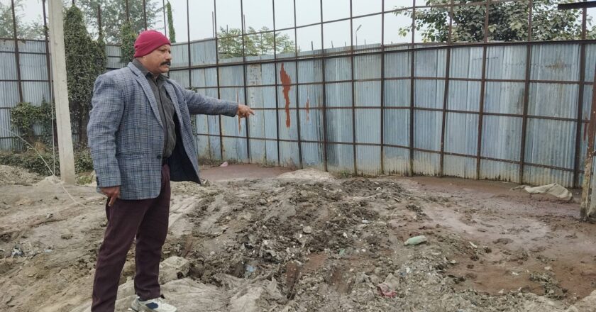 उद्योगबाट खोला नालामा बगाउदै आएको प्रदुषित पानी थुन्ने स्थानिय युवाको चेतावनी