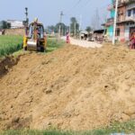करिब ३६ लाख रुपिया लागत बचाउन ठेकेदारले सडक किनारमा खनेर खाल्टो बनाउदै, स्थानियद्धारा विरोध