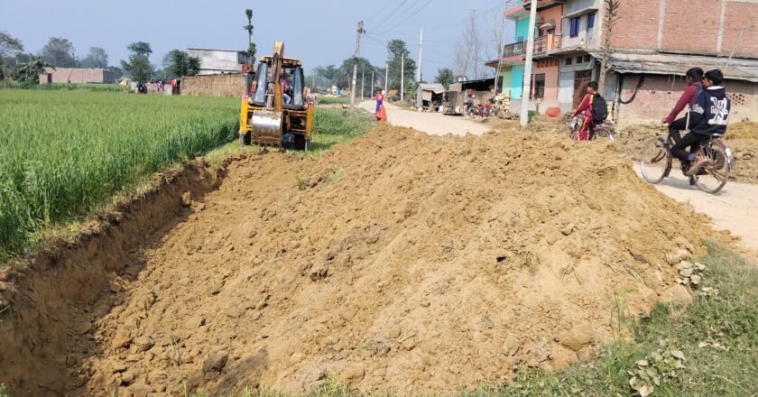 करिब ३६ लाख रुपिया लागत बचाउन ठेकेदारले सडक किनारमा खनेर खाल्टो बनाउदै, स्थानियद्धारा विरोध