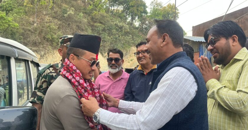 दाउन्ने सडकको अवस्था अवलोकन गरे नेपाल सरकारका गृहमन्त्री गुरुँग