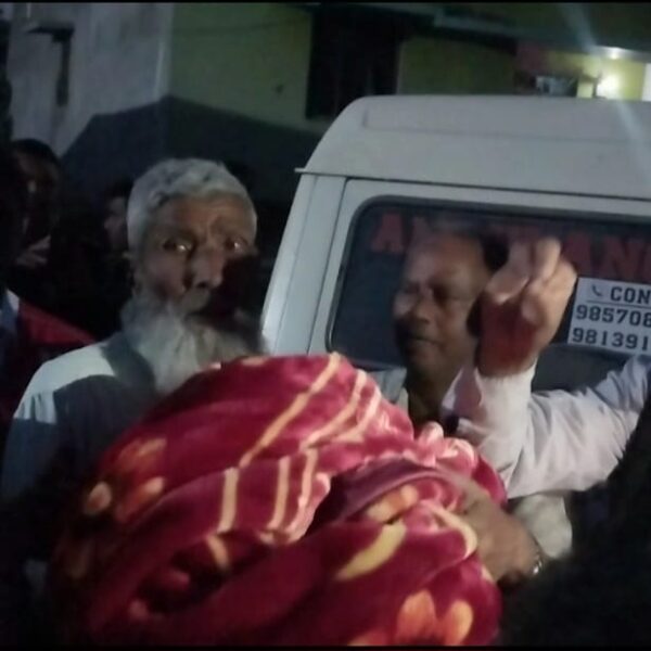 प्रतापपुरको भैरमपुरका आगलागी प्रभावित १२ घरपरिवारलाई नवलपरासी रेडक्रसद्धारा राहत वितरण