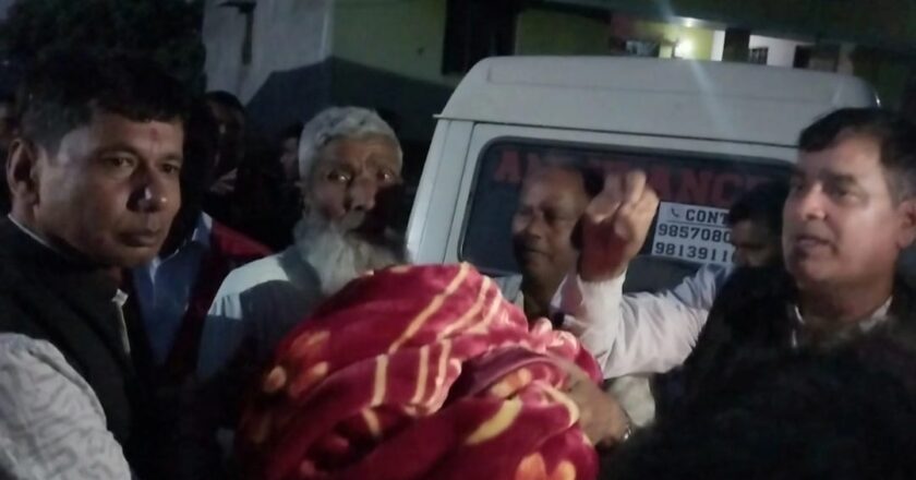 प्रतापपुरको भैरमपुरका आगलागी प्रभावित १२ घरपरिवारलाई नवलपरासी रेडक्रसद्धारा राहत वितरण