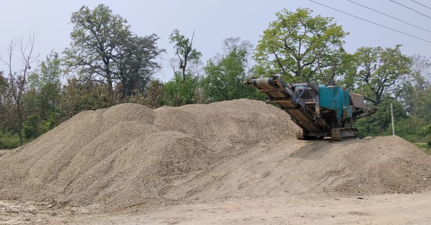 घुम्ति क्रसर राखिएका खोलाजन्य समाग्रिको आडमा चोरी तस्करी भएको आरोप