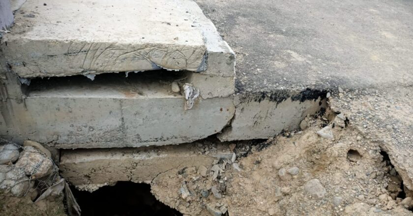 बर्षाै देखी चर्किएको झरहीखोला पुलको एप्रोच नबन्दा भारी सवारीसाधन चल्नमा अवरोध