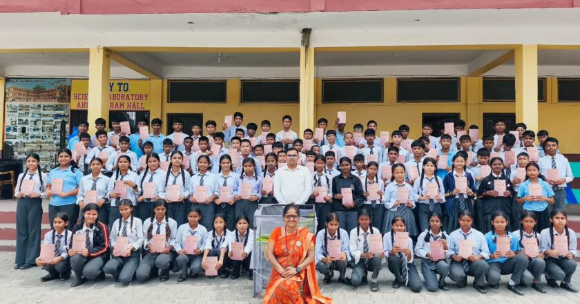 संस्कारयुक्त शिक्षा र नैतिक मूल्य विकासका लागि विद्यार्थीलाई सरल पठनीय श्रीमद्भगवद गीता वितरण