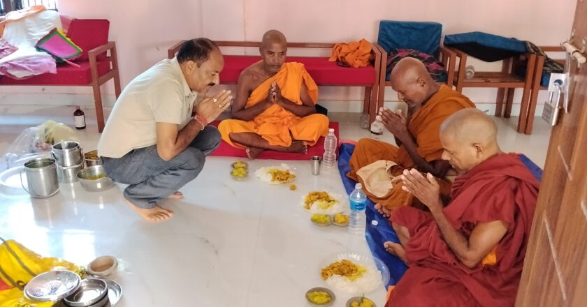 भिक्षुलाई भोजनदान : बौद्ध धर्ममा सेवा र श्रद्धाको महत्वपूर्ण परम्परा