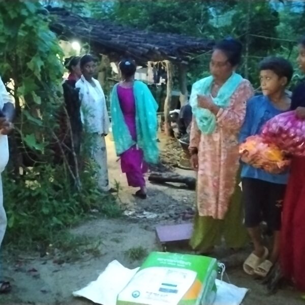 भोटेकोसी बाढीपछि सम्पर्कविहीन माधवको परिवारलाई राहत