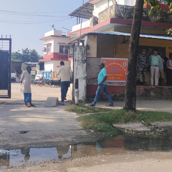 महेशपुर भन्सारको मुख्य गेटमै वर्षदिनदेखि फोहोर पानी जम्दा दुर्गन्ध