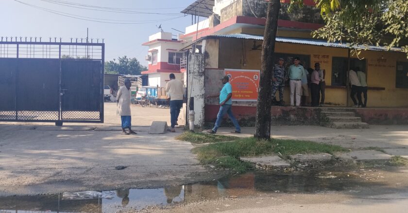 महेशपुर भन्सारको मुख्य गेटमै वर्षदिनदेखि फोहोर पानी जम्दा दुर्गन्ध