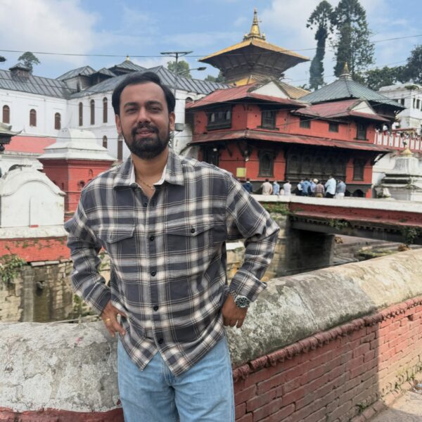 सुनवल क्रिकेट प्रतियोगिताको तृतीय पुरस्कारका लागि महलपोखरी सुनवल युवा क्लबका अध्यक्ष इन्जिनियर राजेश शर्माद्वारा  सहयोग