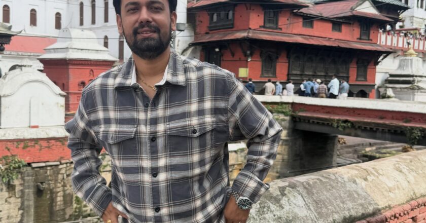 सुनवल क्रिकेट प्रतियोगिताको तृतीय पुरस्कारका लागि महलपोखरी सुनवल युवा क्लबका अध्यक्ष इन्जिनियर राजेश शर्माद्वारा सहयोग