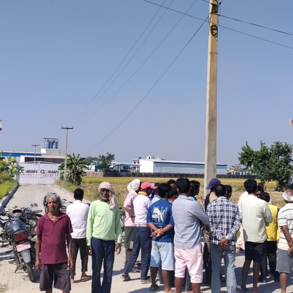 मजदुर माथि ब्यवस्थापनबाट ज्यादती भएको भन्दै एशियन कन्क्रेटो उद्योगका मजदुर आन्दोलित